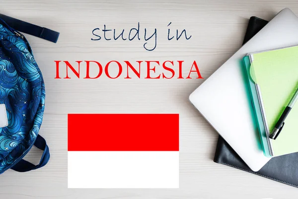 インドネシアで学ぶ ノートパッド ラップトップ バックパック付きの背景 教育理念 — ストック写真