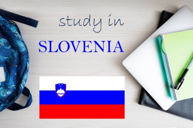 Slovenya 'da eğitim. Not defteri, dizüstü bilgisayarı ve sırt çantası olan bir geçmiş. Eğitim kavramı.