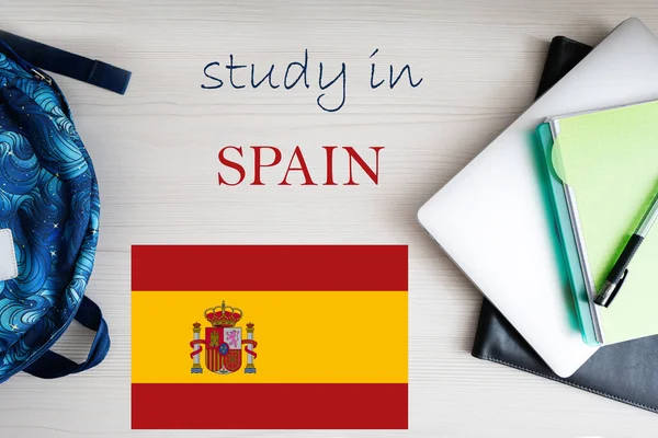 Studera Spanien Bakgrund Med Anteckningsblock Laptop Och Ryggsäck Utbildningsidé — Stockfoto