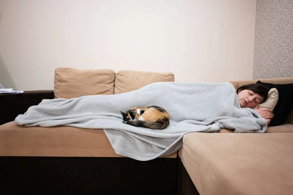 Wanita Muda Berbaring Dan Tidur Tempat Tidur Rumah Dengan Kucingnya — Stok Foto