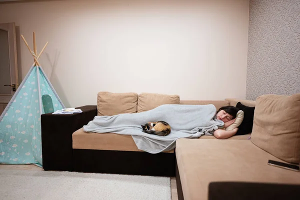 Wanita Muda Berbaring Dan Tidur Tempat Tidur Rumah Dengan Kucingnya — Stok Foto