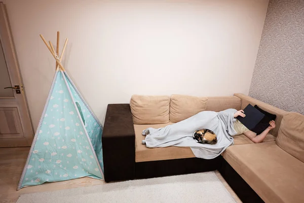 Молода Жінка Лежить Ліжку Вдома Читає Книгу Своєю Кішкою — стокове фото