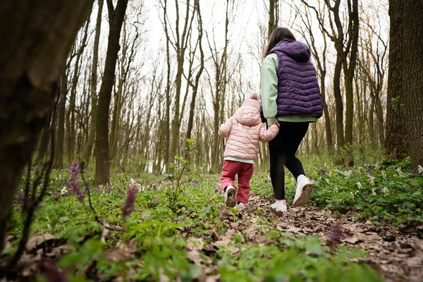 母亲和女儿在森林小径上散步的倒影 户外春假的概念 — 图库照片