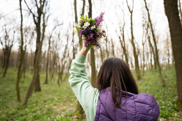 Widok Tyłu Kobiety Ręką Góry Trzymać Wiosenny Bukiet Kwiatów Lesie — Zdjęcie stockowe