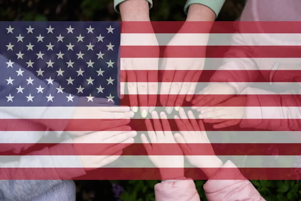 Manos Niños Fondo Bandera Estados Unidos Concepto Patriotismo Unidad Estadounidense — Foto de Stock