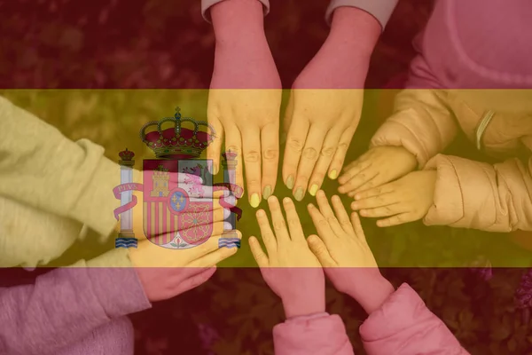 Kinderhände Auf Dem Hintergrund Der Spanischen Flagge Spanischer Patriotismus Und — Stockfoto