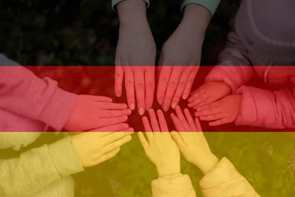 Ręce Dzieci Tle Flagi Niemiec Niemiecki Patriotyzm Koncepcja Jedności — Zdjęcie stockowe