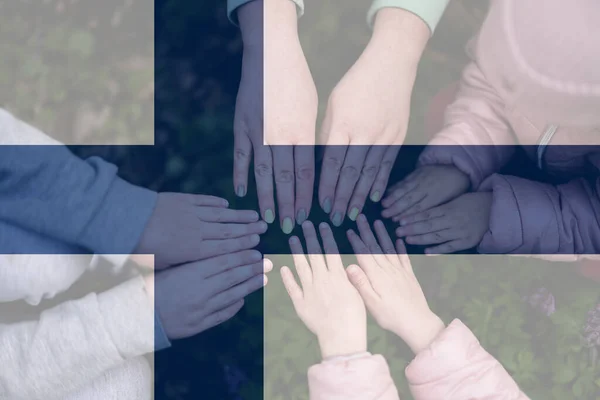 Χέρια Των Παιδιών Στο Φόντο Της Σημαίας Της Φινλανδίας Φινλανδική — Φωτογραφία Αρχείου