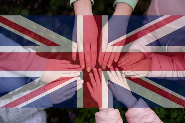 Gyerekek Kezei Egyesült Királyság Zászlajának Hátterében Brit Hazafiság Egységkoncepció — Stock Fotó