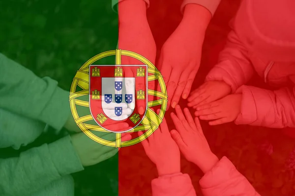 Ruce Dětí Pozadí Portugalské Vlajky Portugalský Patriotismus Koncepce Jednoty — Stock fotografie