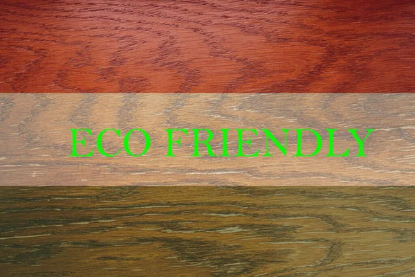 全球生态友好型环境 生态和环境保护以及绿色国家概念的木制背景下的匈牙利国旗 — 图库照片