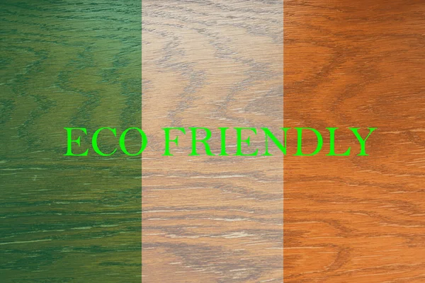 爱尔兰国旗挂在木制背景上 以促进全球生态友好型环境 生态和环境保护以及绿色国家概念 — 图库照片