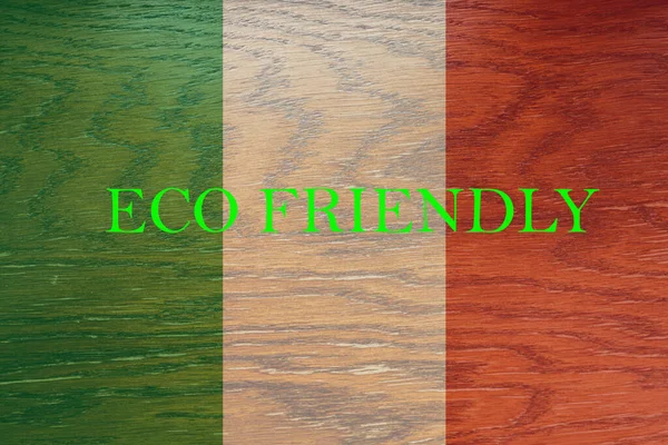 意大利国旗挂在木制背景上 以促进全球生态友好型环境 生态和环境保护以及绿色国家概念 — 图库照片