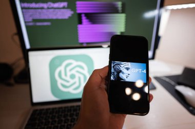 Kyiv, Ukrayna - Nisan 2023: OpenAI GPT-4 ile akıllı telefon. 