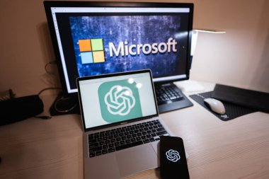 Kyiv, Ukrayna - Nisan 2023: OpenAI GPT-4 ve Microsoft ile akıllı telefon ekranda.