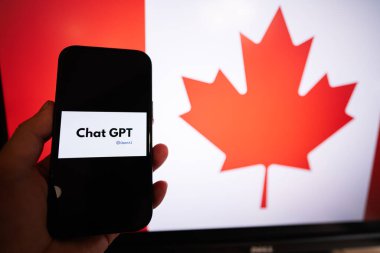 Kyiv, Ukrayna - Nisan 2023: Kanada bayrağına karşı OpenAI Chat GPT ile akıllı telefon.