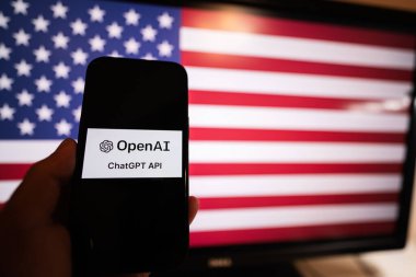 Kyiv, Ukrayna - Nisan 2023: OpenAI Chat GPT ile akıllı telefonu ekranda ABD bayrağına karşı tutun.