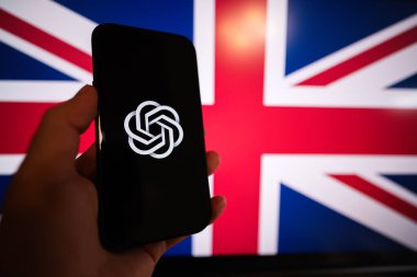 Kyiv, Ukrayna - Nisan 2023: Birleşik Krallık bayrağına karşı OpenAI Chat GPT ile akıllı telefon.