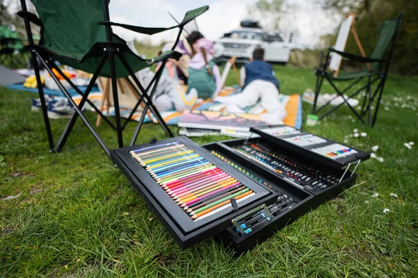 Zestaw Rysowania Zewnątrz Malowaniu Koców Piknikowych Ogrodzie Park Wiosenny Relaks Obrazek Stockowy