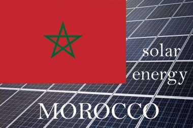 Fas bayraklı güneş enerjisi panelleri. Sürdürülebilir kaynaklar ve yenilenebilir Fas enerji kavramı.