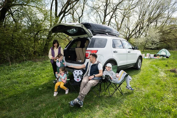 피크닉에 자녀들 의자에 트렁크를 가족들 — 스톡 사진