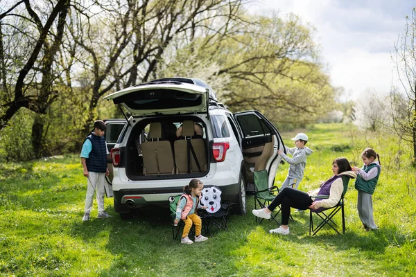 Mother Children Sit Chair Car Open Trunk Picnic — Stock Photo, Image