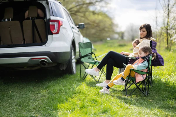 Kızı Olan Bir Anne Piknikte Arabanın Bagajına Oturur Stok Resim