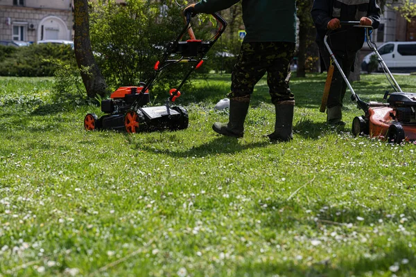 Layanan Sosial Tukang Kebun Manusia Menggunakan Mesin Pemotong Rumput Untuk — Stok Foto