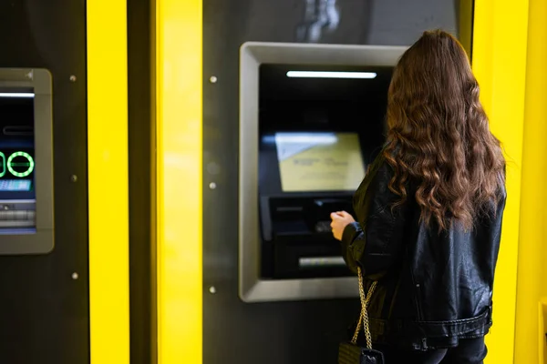 Back Young Brunette Girl Withdrawing Money Credit Card Yellow Atm — Stock Photo, Image