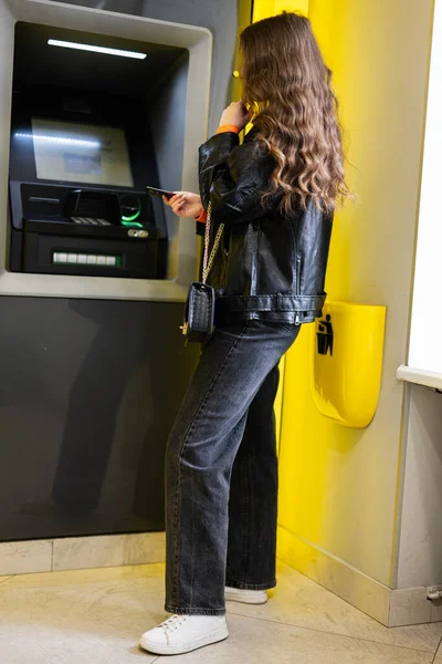 Back Young Brunette Girl Withdrawing Money Credit Card Yellow Atm — Stock Photo, Image