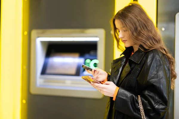 Young Brunette Girl Withdrawing Money Credit Card Yellow Atm — Stock Photo, Image