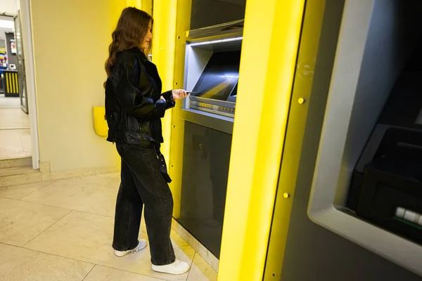 Young Brunette Girl Withdrawing Money Credit Card Yellow Atm — Stock Photo, Image