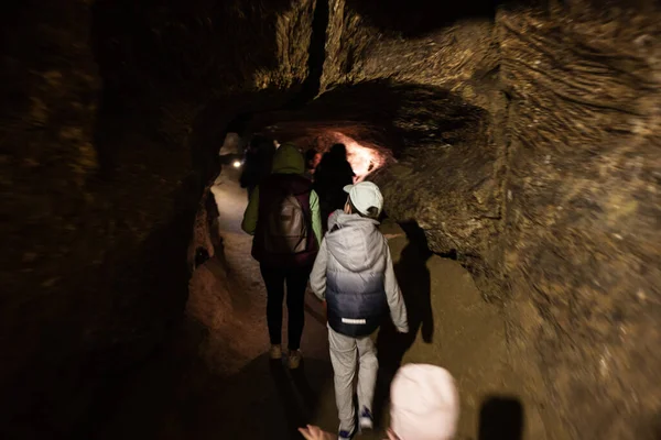 Családi Turisták Sétál Barlangban Fedezze Fel — Stock Fotó