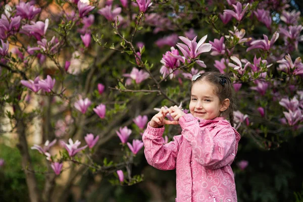 Дошкольница Розовой Куртке Показывает Сердце Пальцами Наслаждаясь Прекрасным Весенним Днем — стоковое фото
