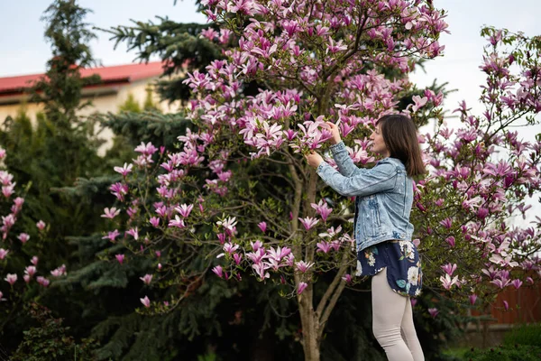 Kot Ceketli Nazik Kadın Manolya Çiçekli Ağacın Yanında Güzel Bir — Stok fotoğraf