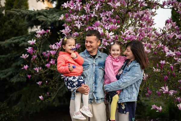 Família Feliz Com Duas Filhas Desfrutando Bom Dia Primavera Perto — Fotografia de Stock