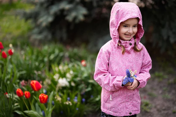 Дошкольница Розовой Куртке Носит Капюшон Наслаждаясь Прекрасным Весенним Днем Рядом — стоковое фото