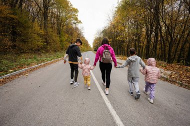 Sonbahar Ormanı 'nda yolda koşan dört çocuklu bir anne..