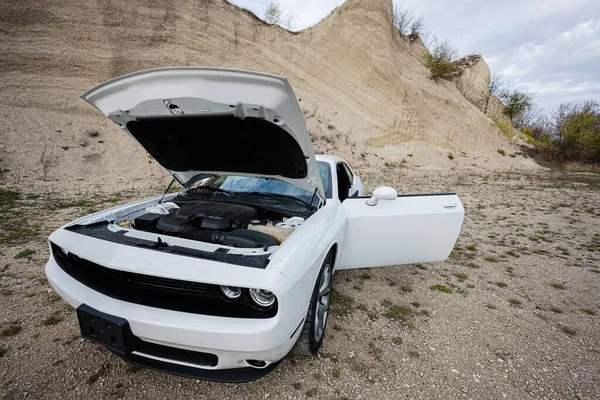 Открытый Капот Белого Мышечного Автомобиля Двигатель — стоковое фото