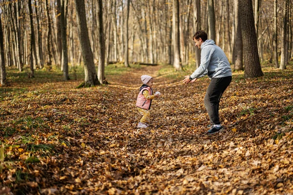 Baba kızıyla oynuyor. Ormandaki sonbahar aktivitelerinde aile tatilinde.. 