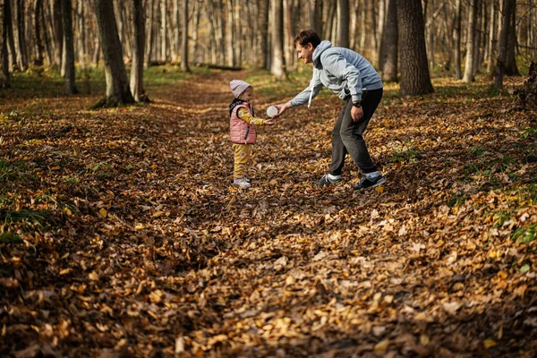 Padre Jugar Con Hija Bebé Ocio Familiar Actividad Otoño Bosque — Foto de Stock