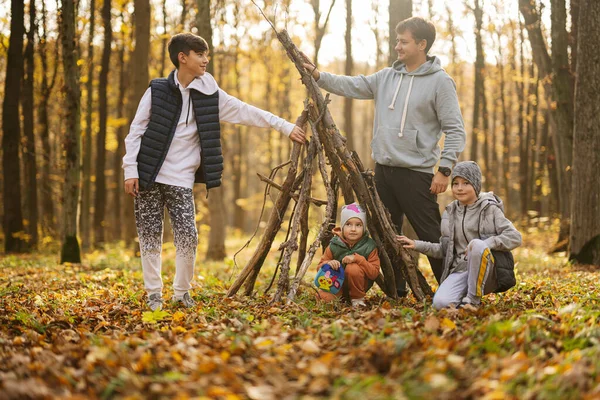 Bambini Con Padre Costruiscono Una Casa Bastoni Foresta Autunno — Foto Stock