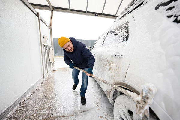 Man Washing American Suv Car Mop Self Service Wash Cold — Foto de Stock