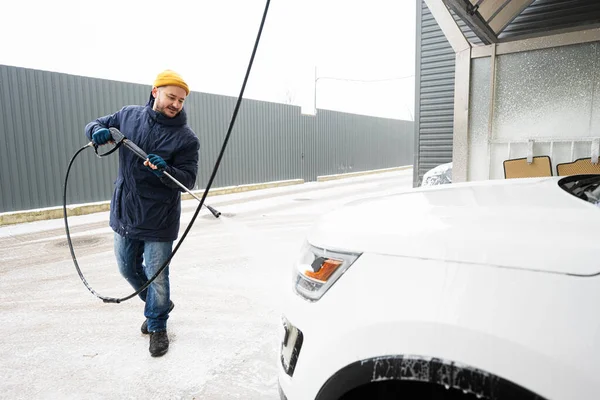 Man Washing High Pressure Water American Suv Car Self Service — Foto de Stock