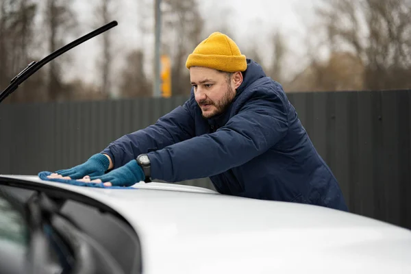Man Wipes American Suv Car Hood Microfiber Cloth Washing Cold — Foto de Stock