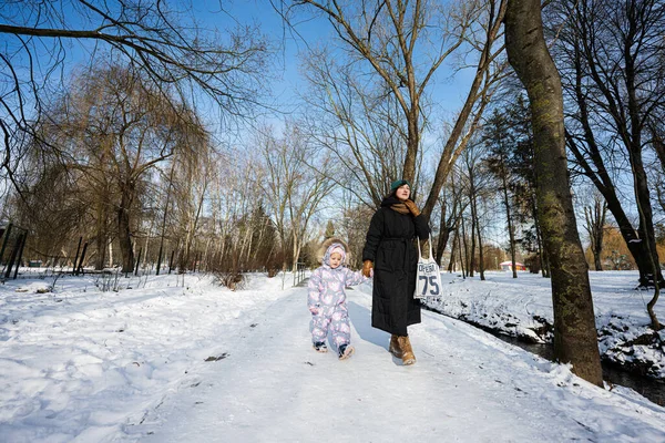 Μητέρα Και Παιδί Περπατούν Μια Ηλιόλουστη Παγωμένη Χειμωνιάτικη Μέρα Στο — Φωτογραφία Αρχείου