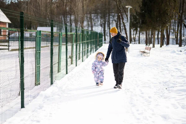 Πατέρας Και Παιδί Μια Ηλιόλουστη Παγωμένη Χειμωνιάτικη Μέρα Στο Πάρκο — Φωτογραφία Αρχείου