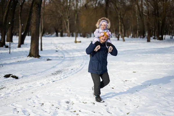 Πατέρας Κρατάει Παιδί Στους Ώμους Του Την Ηλιόλουστη Παγωμένη Χειμωνιάτικη — Φωτογραφία Αρχείου