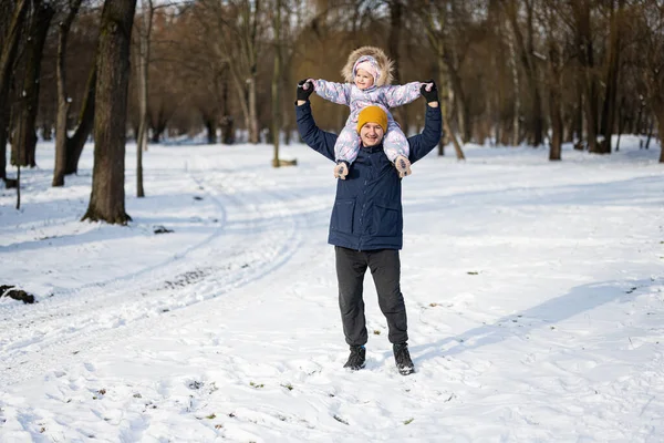 Πατέρας Κρατάει Παιδί Στους Ώμους Του Την Ηλιόλουστη Παγωμένη Χειμωνιάτικη — Φωτογραφία Αρχείου