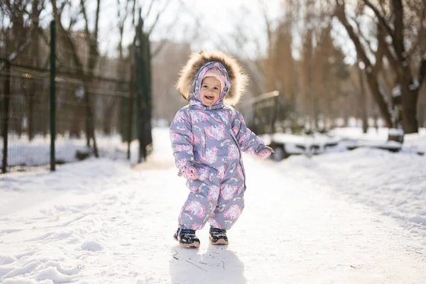 Дитяча Дівчинка Показує Язик Носить Дитячий Сніговий Костюм Сонячно Морозний — стокове фото